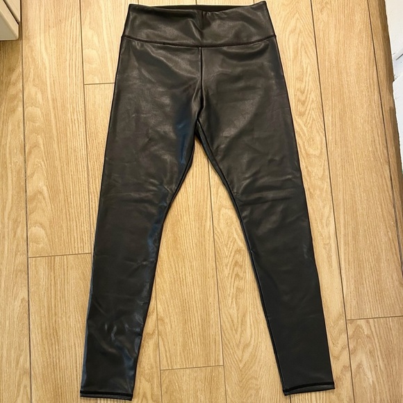 Hollister Ultra High Rise 28” Faux Vegan Leather Leggings Black Stretch Medium - Picture 5 of 12